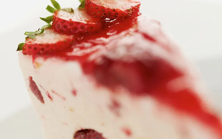 Tarta de queso y plátano con mermelada de frutos rojos